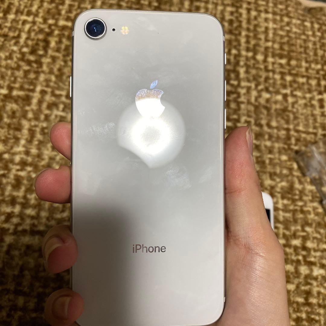 左　iPhone8 256GB 右 iPhone6 64GB 黒い丸あり