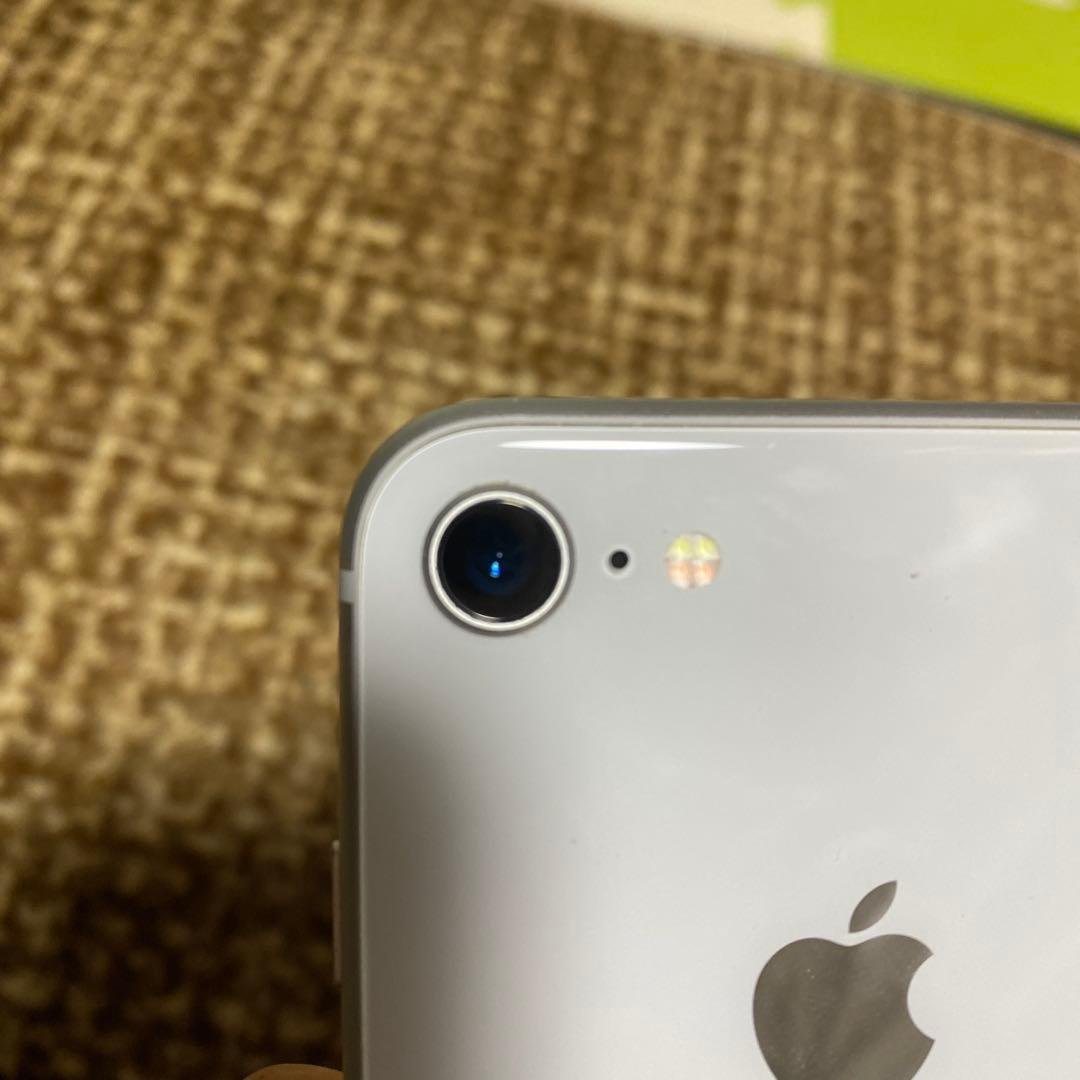 左　iPhone8 256GB 右 iPhone6 64GB 黒い丸あり